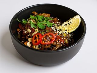 Фунчоза з курчам в соусі Тонкацу (340г)