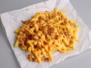 Картопля фрі з сиром та смаженою цибулею (175г)