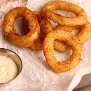 Цибулеві кільця з соусом Часниковий (190г)