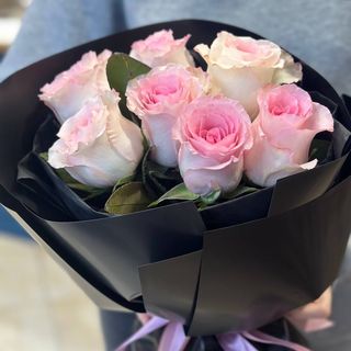 7 рожевих троянд