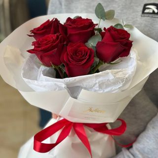 5 червоних троянд з евкаліптом