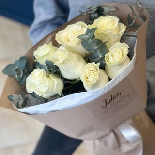 7 білих троянд з евкаліптом