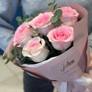 5 рожевих троянд з евкаліптом