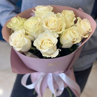 9 білих троянд