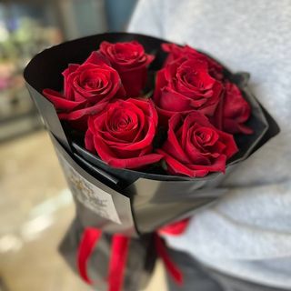 7 червоних троянд