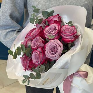 11 троянд з евкаліптом