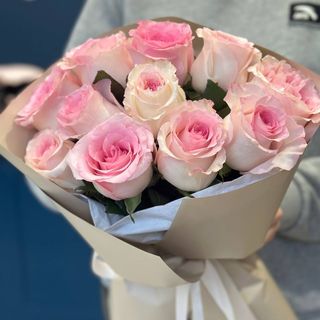 11 рожевих троянд