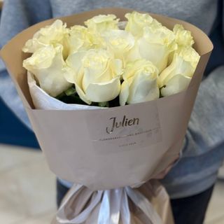 11 білих троянд