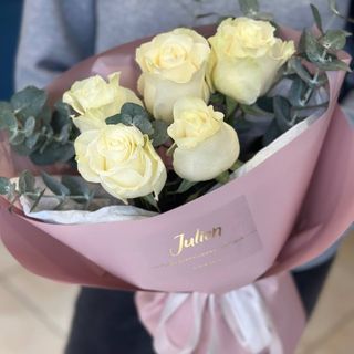 5 білих троянд в пакуванні