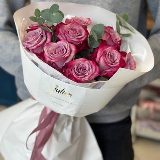 9 троянд з евкаліптом