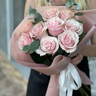 9 троянд з евкаліптом