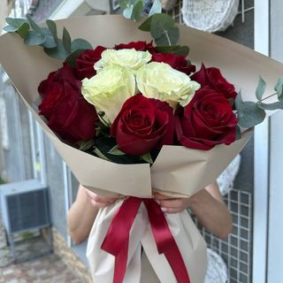 11 троянд мікс біло-червоний з евкаліптом