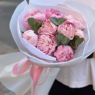 9 рожевих півоній