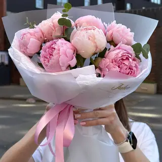 7 рожевих півоній