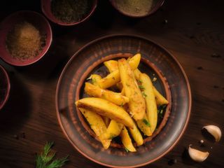 Картопля запечена дольками часником та зеленню (200г)