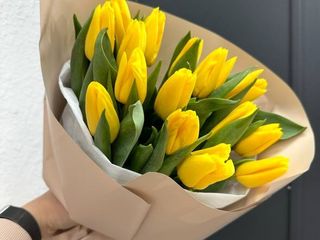 15 жовтих тюльпанів