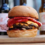 Бургер з подвійною котлетою, перцем гриль та сиром Чеддер