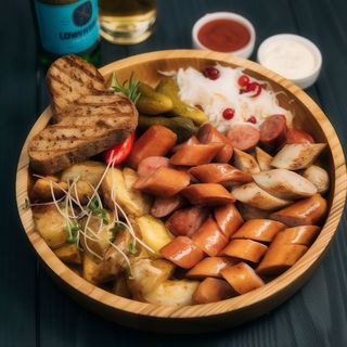 Тарілка ковбасок 4 види з картоплею, соусами та соліннями