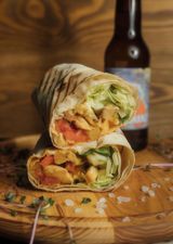 Рол в лаваші з куркою, овочами гриль та соусом Каррі