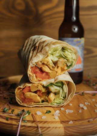 Рол в лаваші з куркою, овочами гриль та соусом Каррі