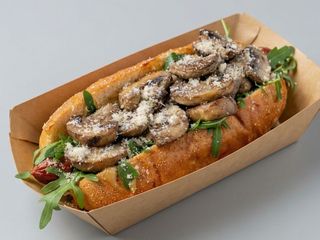 Тоскана з ковбаскою, салатом, грибами та сиром Пармезан