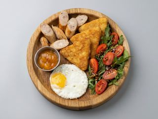 Сніданок із яєшні з ковбаскою