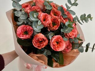 Букет з 17 піоновидних троянд