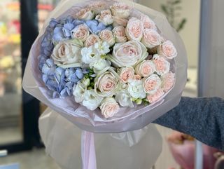 Ароматний букет з фрезією та трояндою