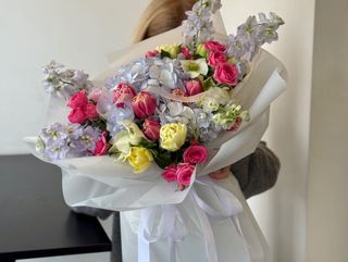 Стильний букет з дельфініумом та тюльпанами