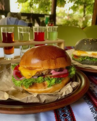 Бургер з телячою котлетою