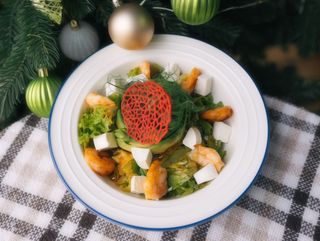 Салат з  креветками, авокадо та  фетою 