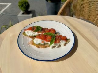 Брускета з овочевою сальсою, соусом Песто та сиром Страчателлою (170г)