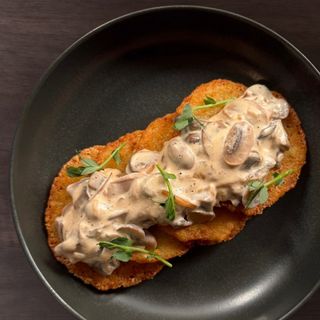 Деруни з грибами печерицями у вершковому соусі (180 г)