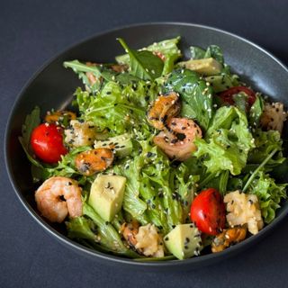 Фреш-салат з  морепродуктами та авокадо
