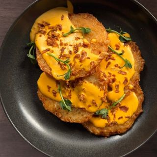 Деруни з сирним соусом і хрумкою цибулею фрі (260 г)