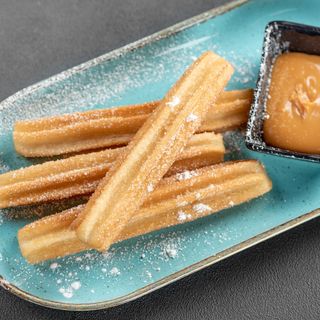 Чурос з карамельним соусом (130/30 г)