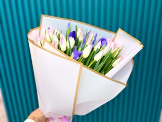 Букет Fredio мікс ірисів та голландського пудрового тюльпану першого сорту