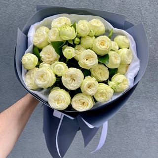 Букет з Піоновидних троянд в графітовому оформленні