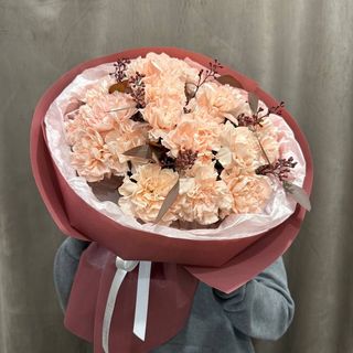 Букет з діантусів та евкаліпту