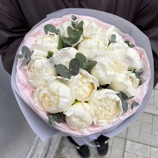 Букет з 15 півоній та евкаліпту 