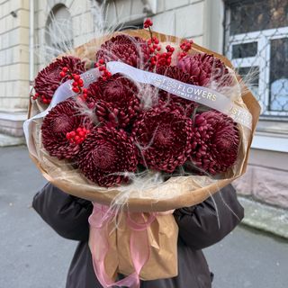 Букет з хризантем , ілексу та стіфи