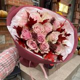 Букет з троянд та куеркасу