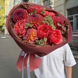 Букет з жоржин, троянд та астранції «Елегатність»