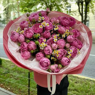 Букет з піоновидних троянд та ромашок «Мрійлива Джулі»