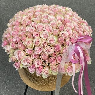 Преміальна композиція в кошику зі 141 троянди