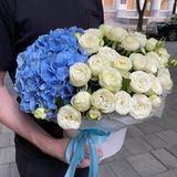 Композиція з квітів в коробці