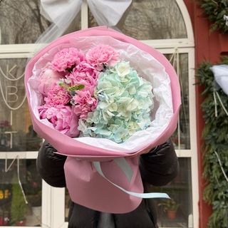 Букетик з півоніями