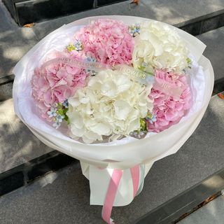 Букет з гортензій та оксипіталуму