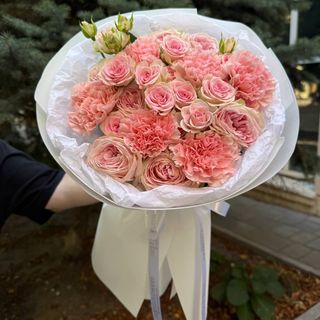 Букет з троянд та діантусів