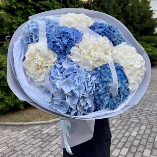 Букет з блакитно-білих преміум гортензій
